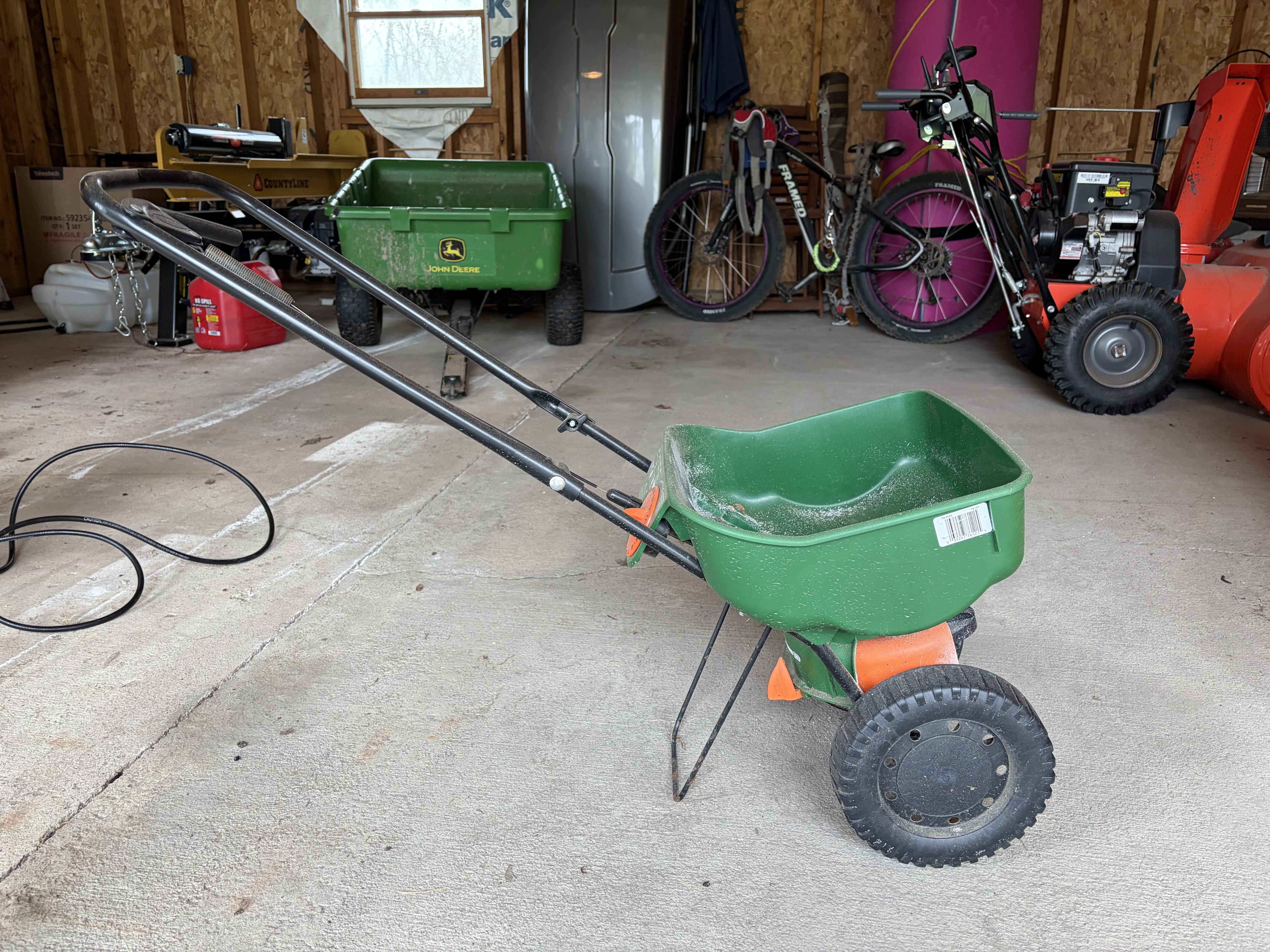Scotts Turf Builder EdgeGuard Broadcast Spreader
